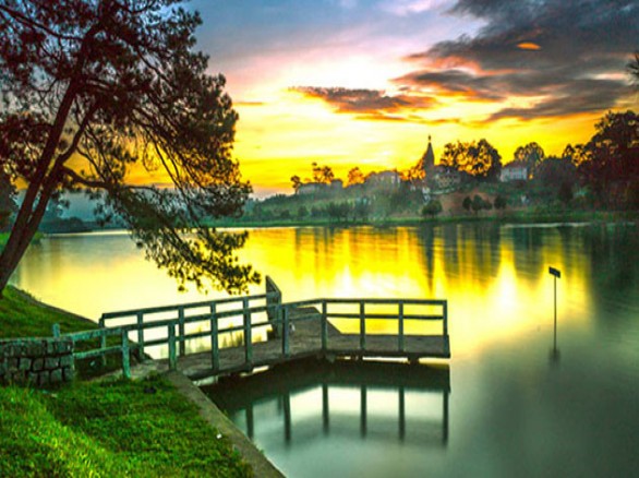 Thơ mộng Hồ Xuân Hương