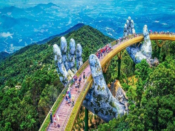 Cây cầu vàng với bàn tay đẹp như tiên cảnh