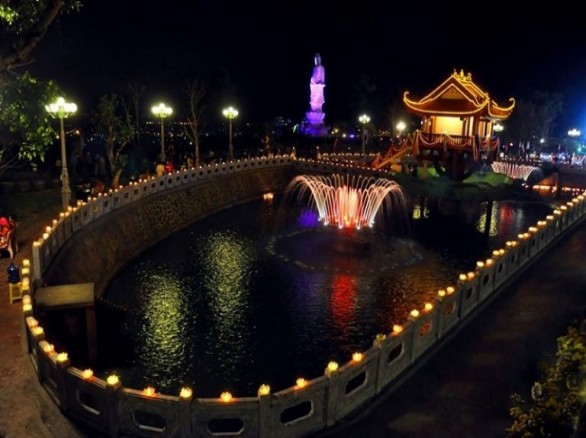 Giếng nước khổng lồ trong khuôn viên chùa Ba Vàng