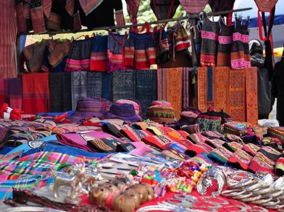 Ghé mua đồ thổ cẩm ở Sapa