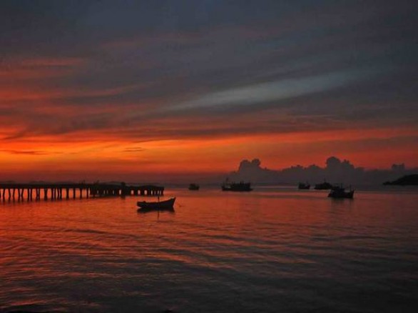 Ngắm hoàng hôn trên đảo Hải Tặc