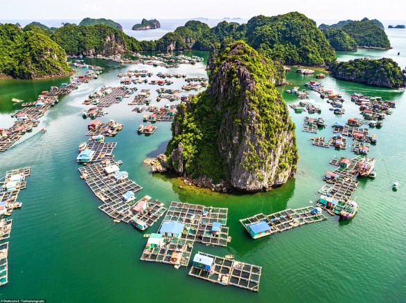 Làng cá nổi và đảo đá ở vịnh Lan Hạ