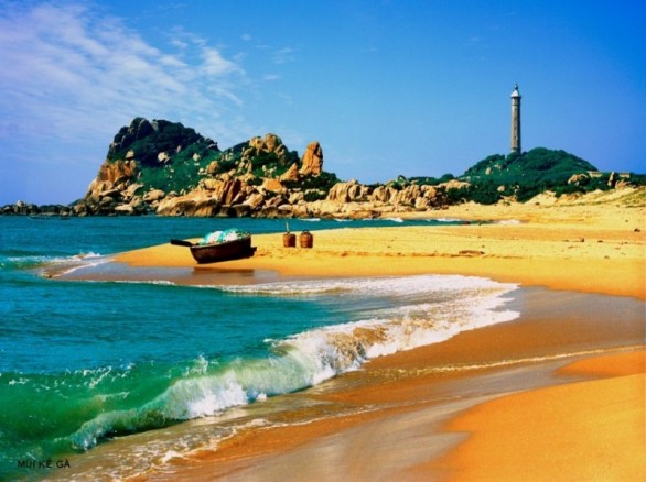 Bãi cát vàng trải dài cùng với ngọn hải đăng cổ chính là nét thu hút của mũi Kê Gà, tỉnh Bình Thuận