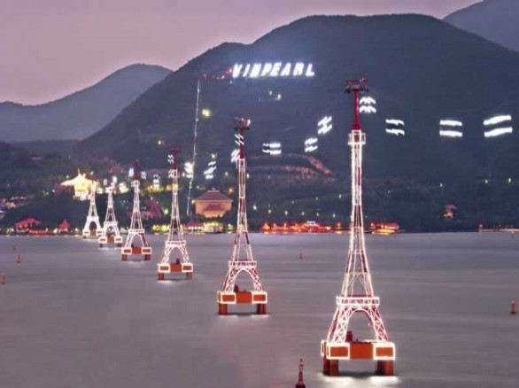 Tuyến cáp treo Vinpearl dài 3,2km nối liền đảo Hòn Tre với Nha Trang.