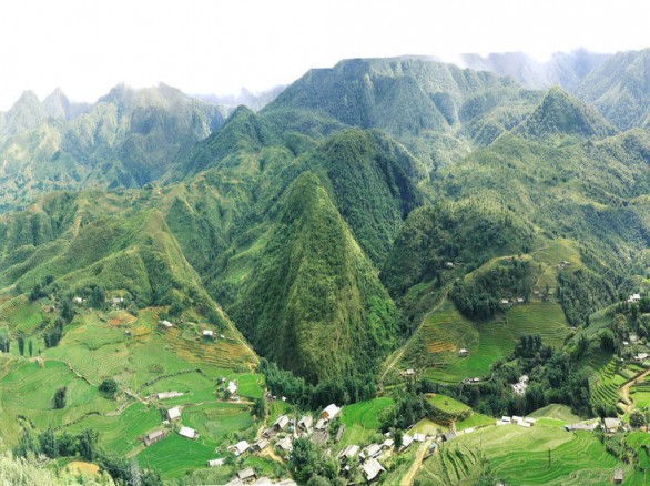 Núi non trùng điệp nối dài như bất tận ở Hà Giang.